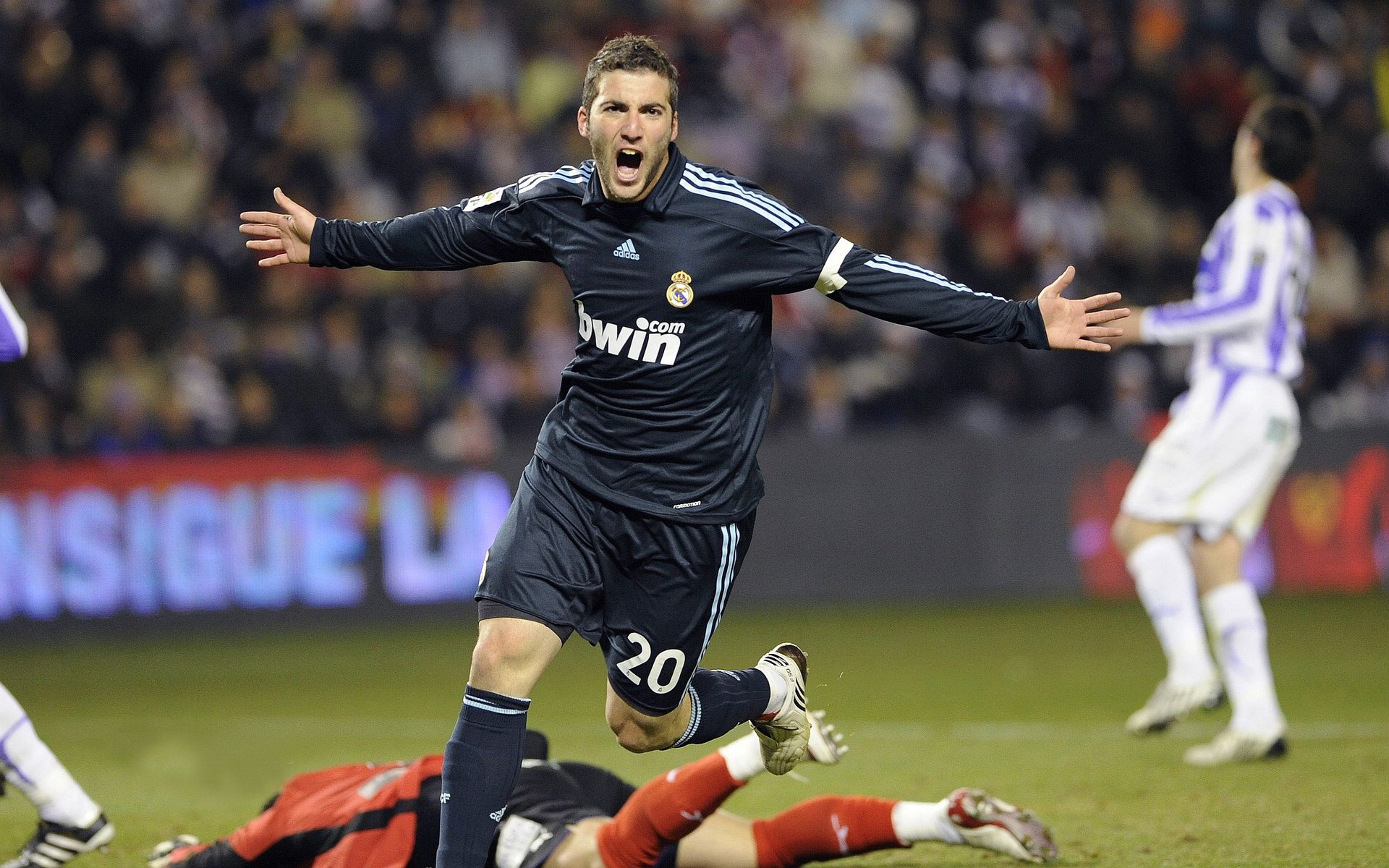 Leyu Sport下载-C罗赠球迷签名球引发热烈反响，c罗的签字